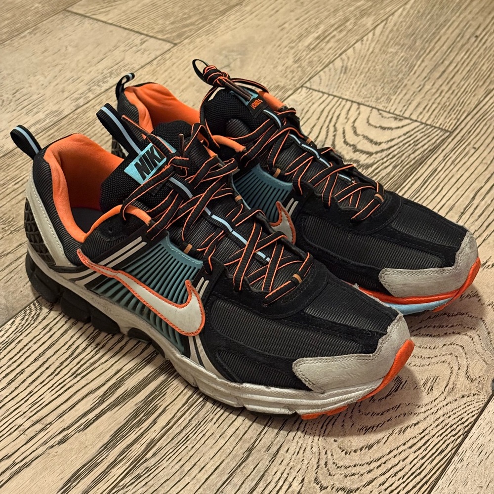 NIKE MEN’S AIR ZOOM VOMERO 5 'BLUE GAZE TOTAL ORANGE' - Picture 6 of 15